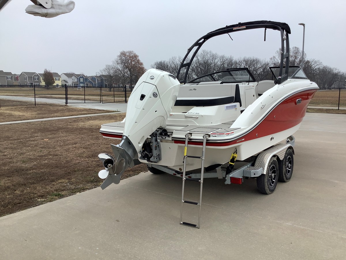 2026 Sea Ray SPX 210 Outboard 5