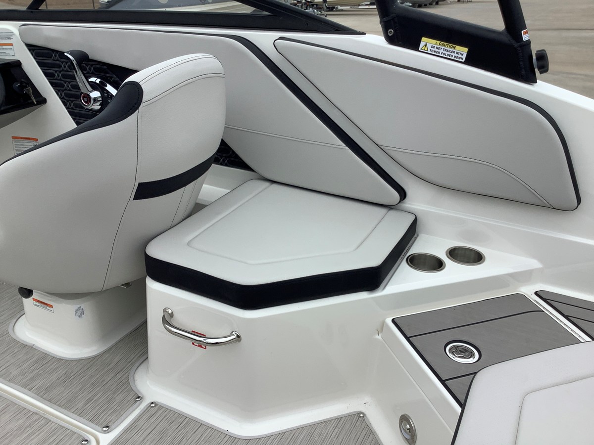 2026 Sea Ray SPX 210 Outboard 9
