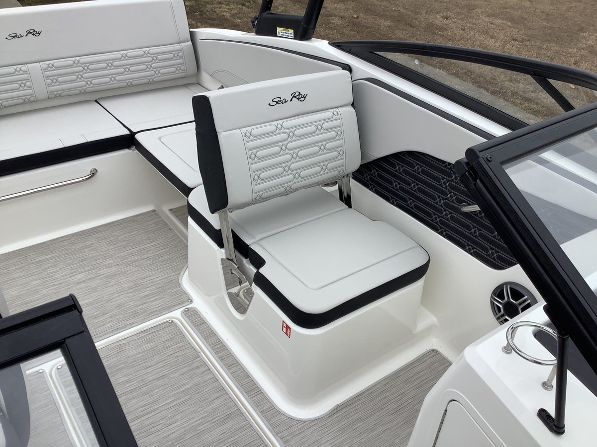 2026 Sea Ray SPX 210 Outboard 10