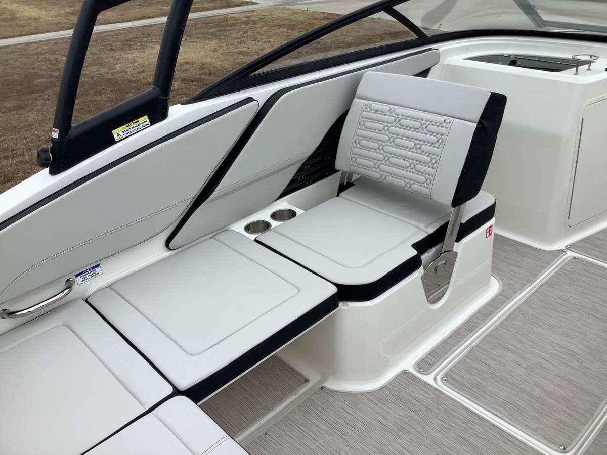 2026 Sea Ray SPX 210 Outboard 11