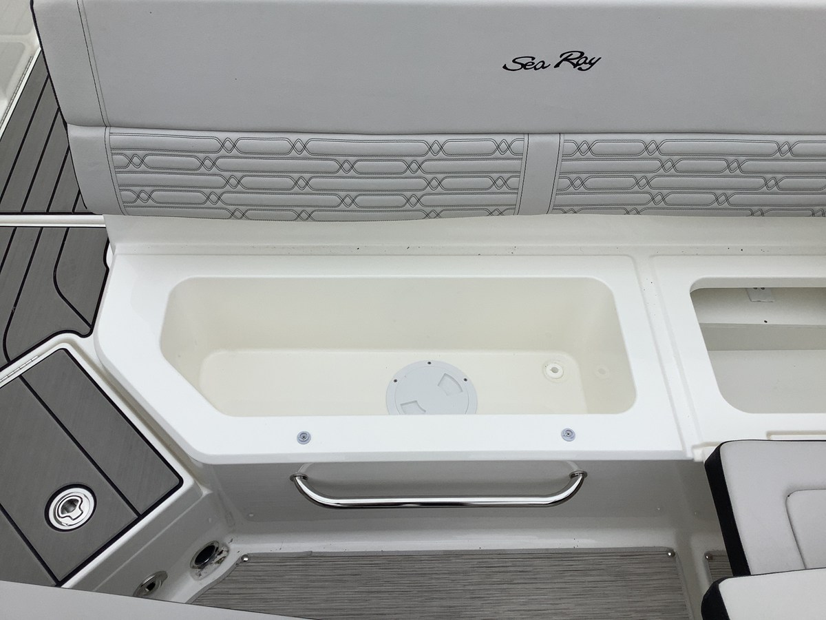2026 Sea Ray SPX 210 Outboard 14