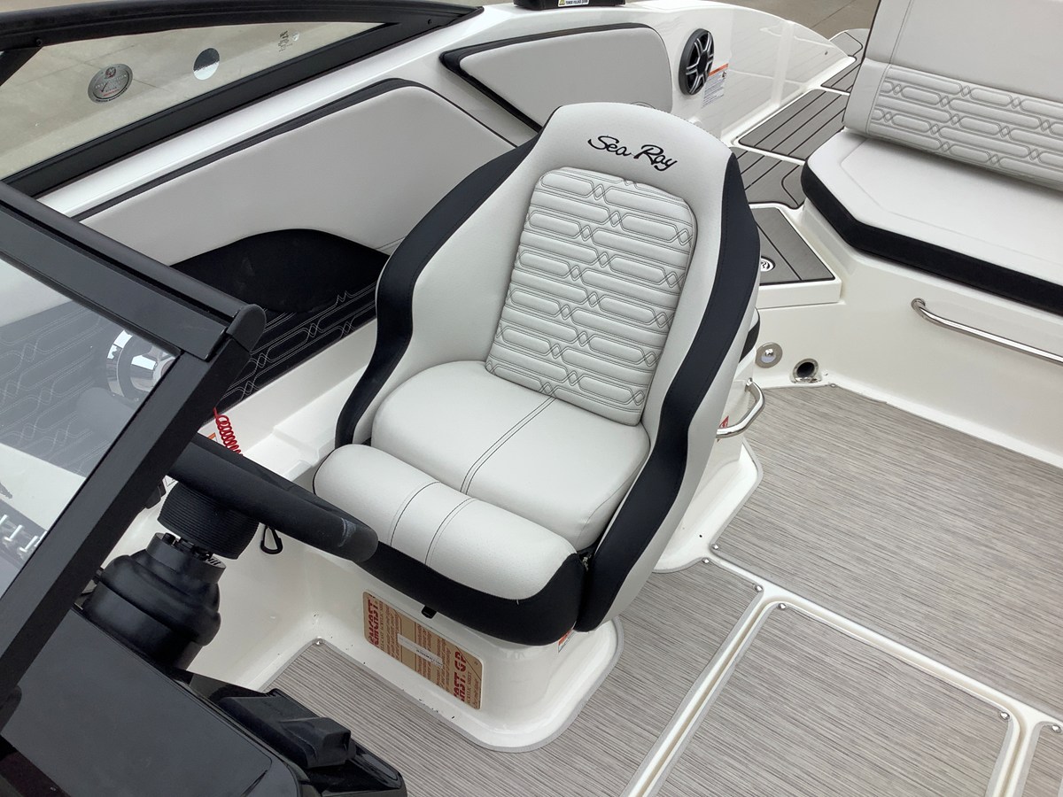 2026 Sea Ray SPX 210 Outboard 15