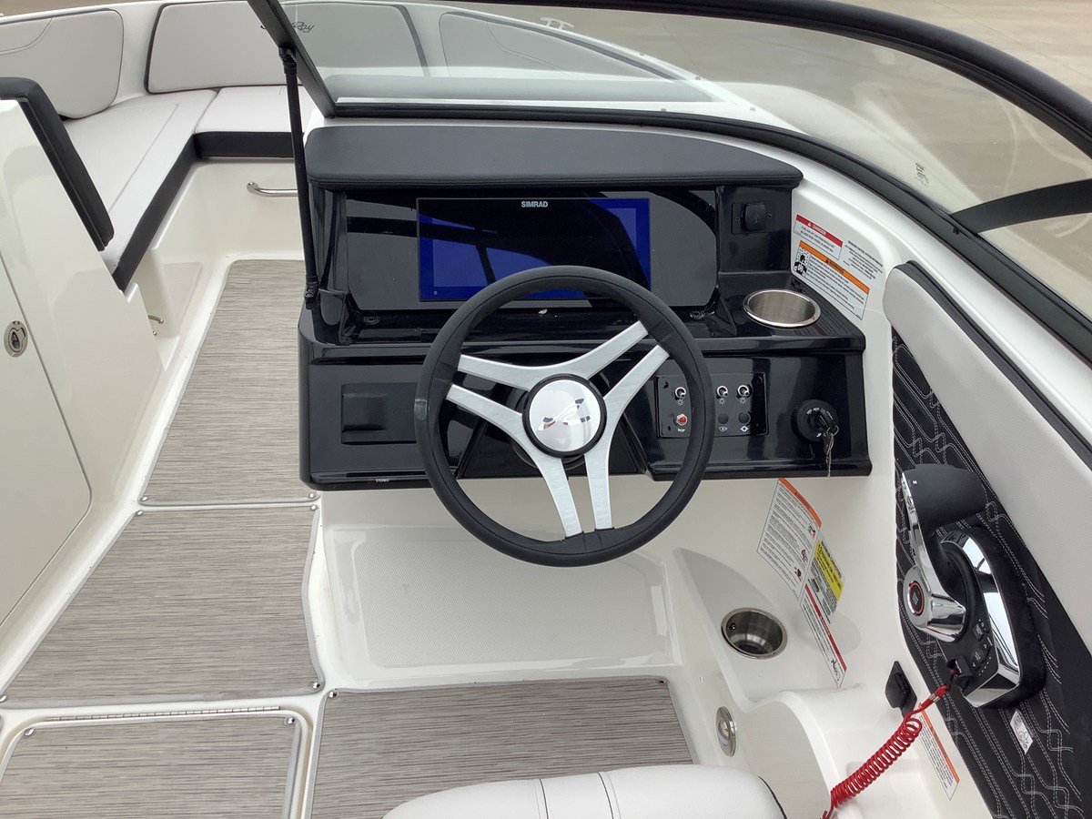2026 Sea Ray SPX 210 Outboard 17