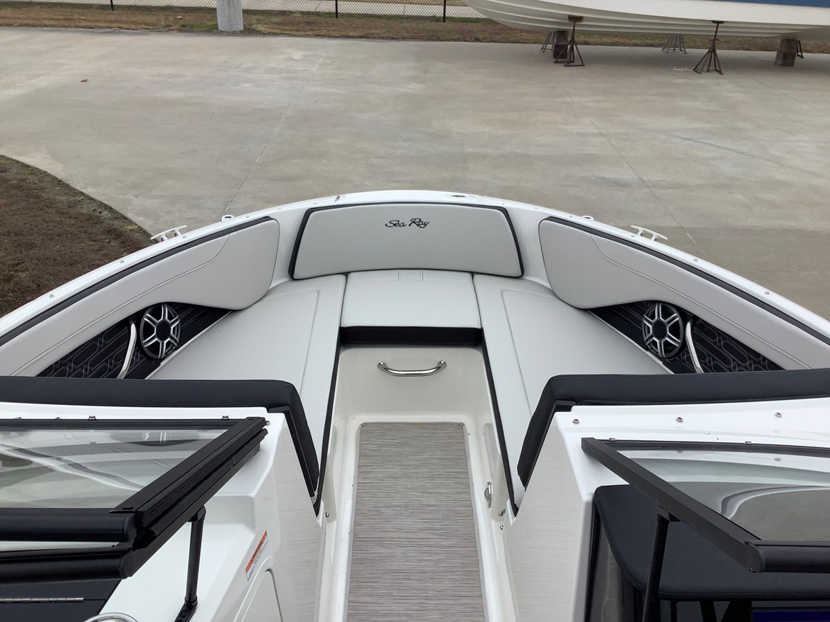 2026 Sea Ray SPX 210 Outboard 19