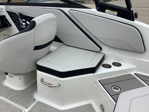 2026 Sea Ray SPX 210 Outboard 9