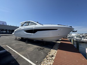Cruisers Yachts 42 GLS Outboard 1 2027 Cruisers Yachts 42 GLS Outboard 2