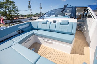 Cruisers Yachts 42 GLS Outboard 44 2027 Cruisers Yachts 42 GLS Outboard 45