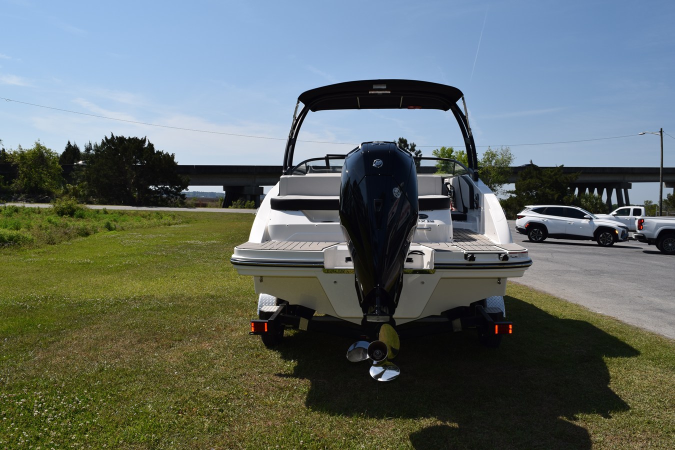 2026 Sea Ray SPX 210 Outboard 2