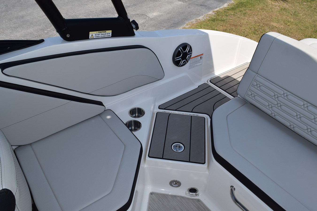 2026 Sea Ray SPX 210 Outboard 8