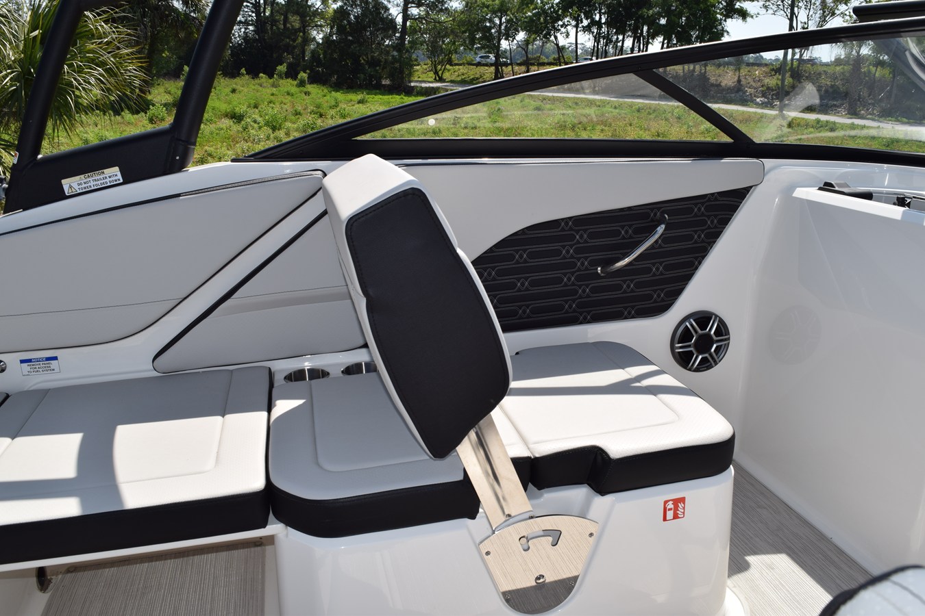 2026 Sea Ray SPX 210 Outboard 11