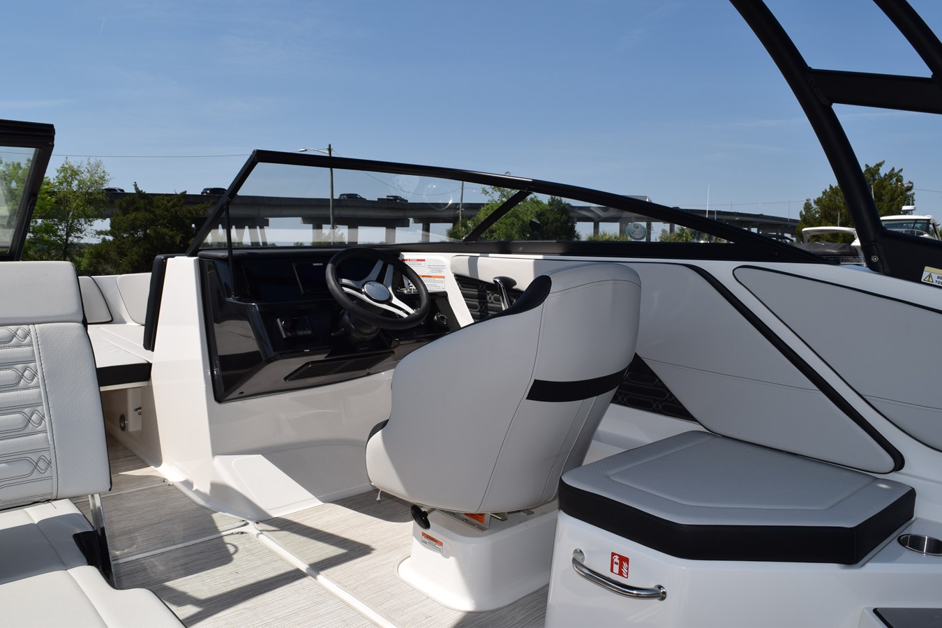 2026 Sea Ray SPX 210 Outboard 15