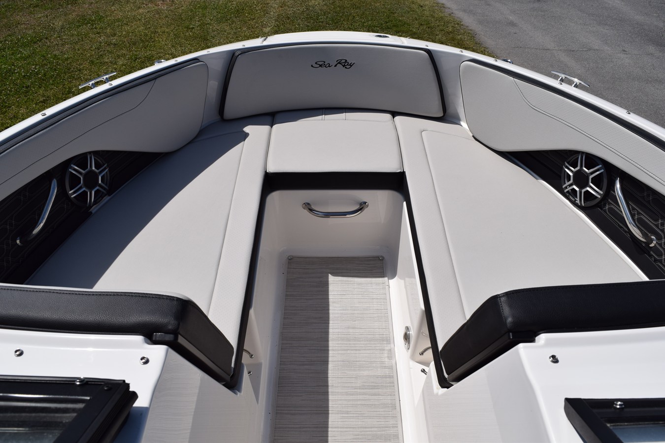 2026 Sea Ray SPX 210 Outboard 22