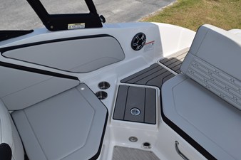 2026 Sea Ray SPX 210 Outboard 8