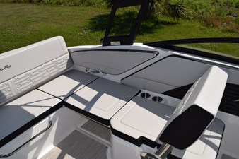 2026 Sea Ray SPX 210 Outboard 10
