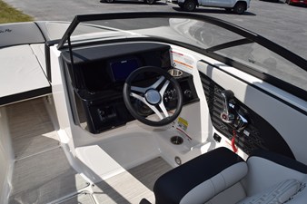 2026 Sea Ray SPX 210 Outboard 16