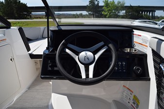 2026 Sea Ray SPX 210 Outboard 17