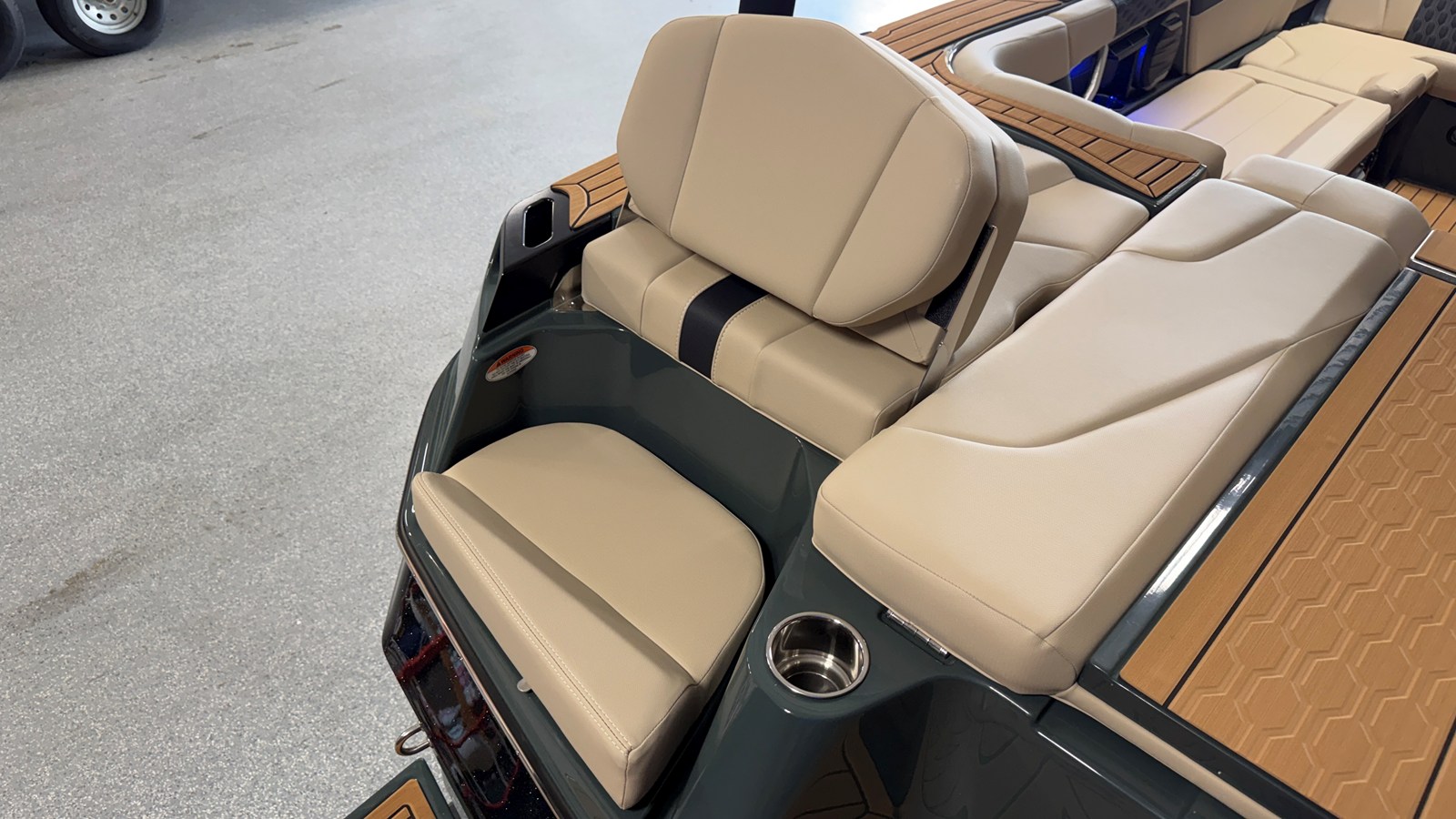2027 Mastercraft XT24 13