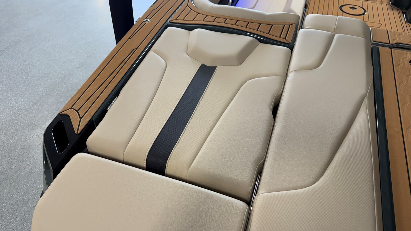 2027 Mastercraft XT24 14