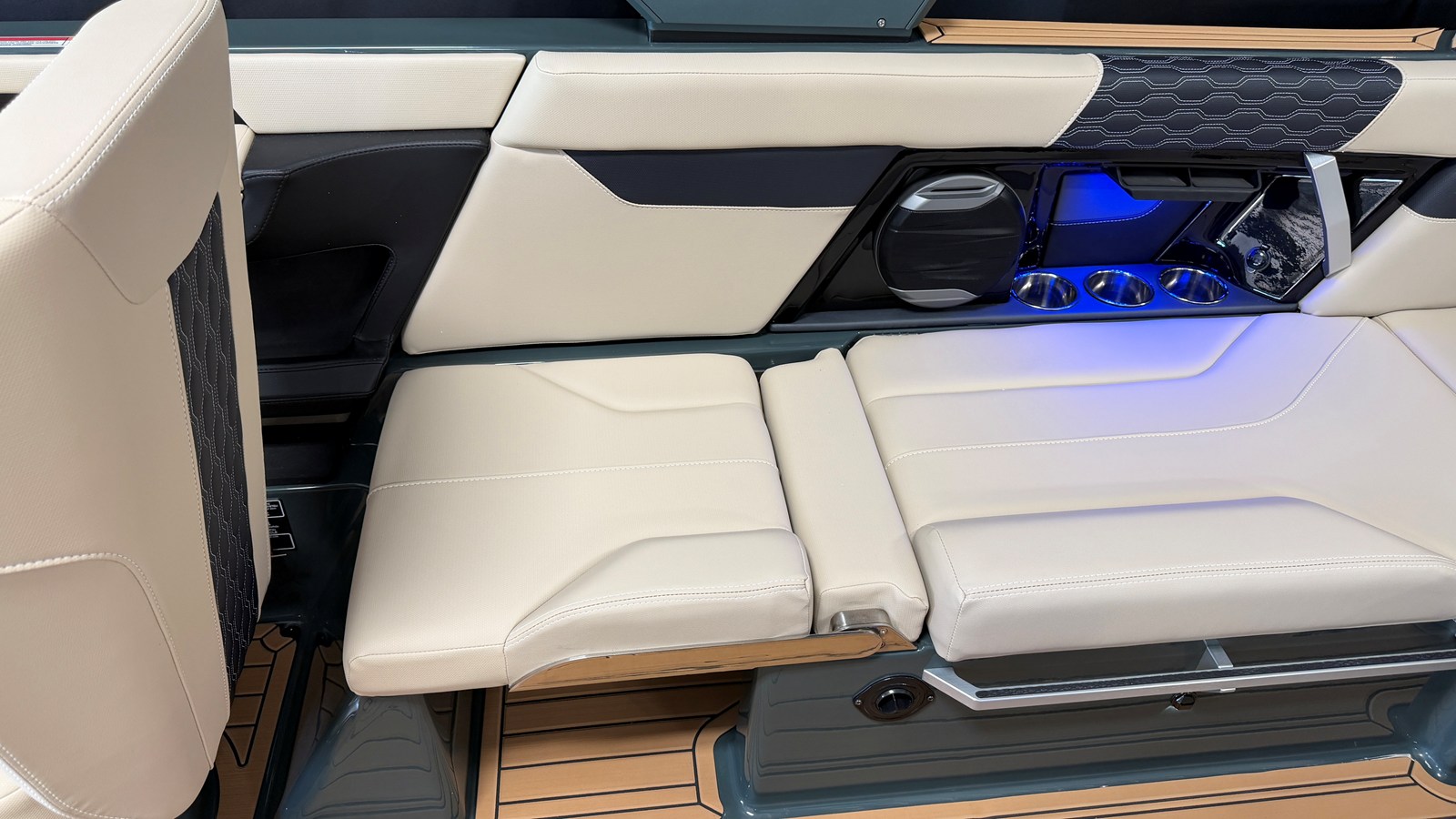 2027 Mastercraft XT24 27