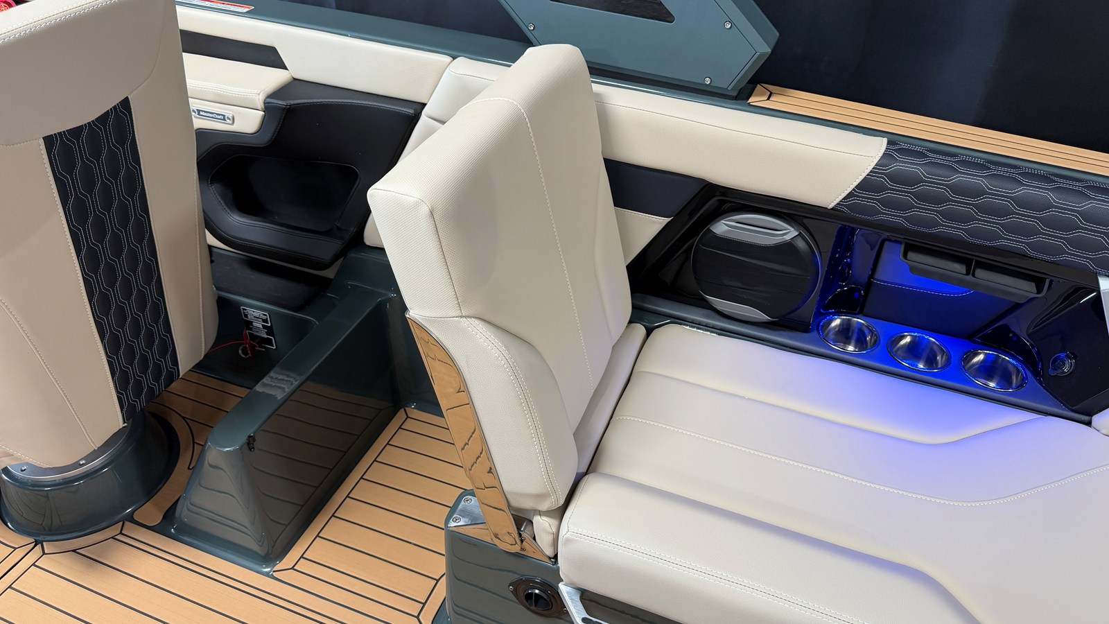 2027 Mastercraft XT24 29