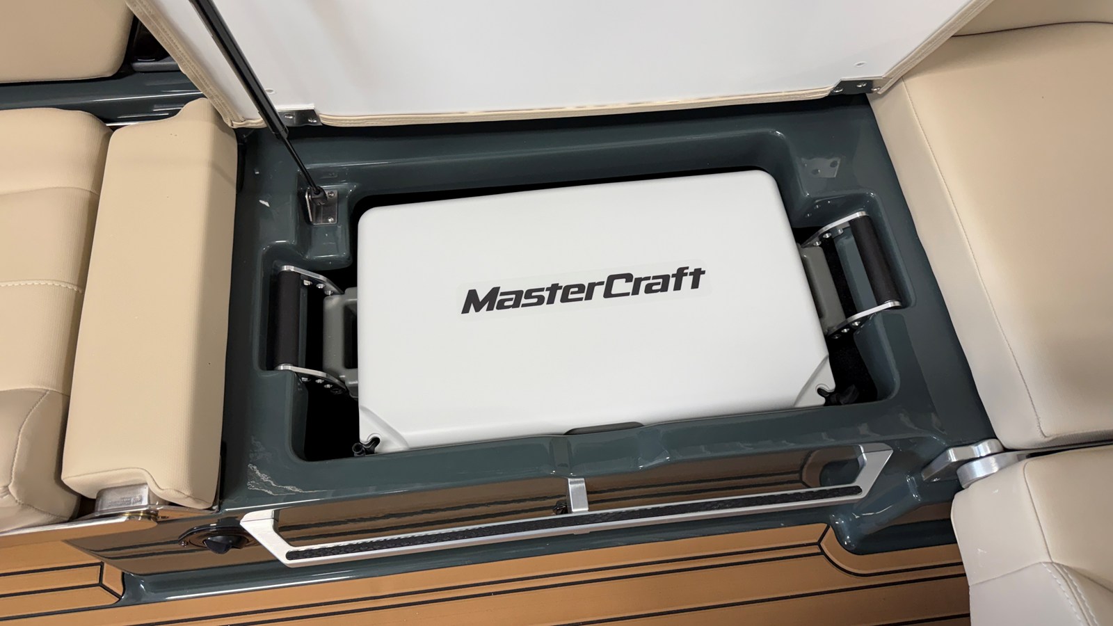 2027 Mastercraft XT24 35