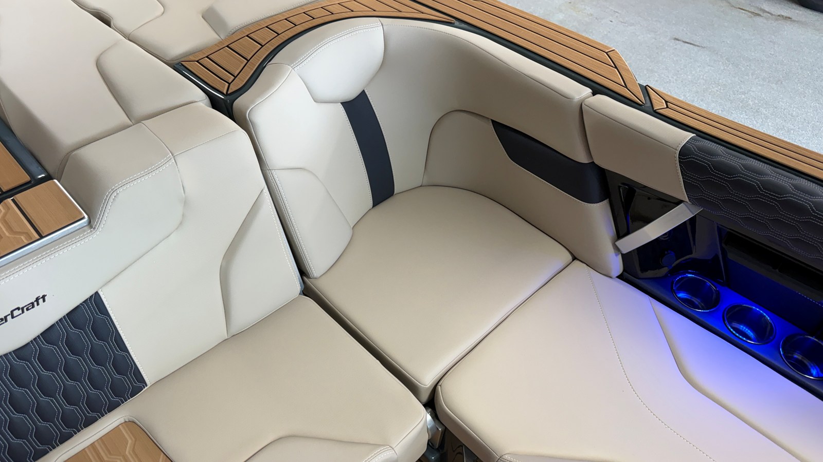 2027 Mastercraft XT24 41
