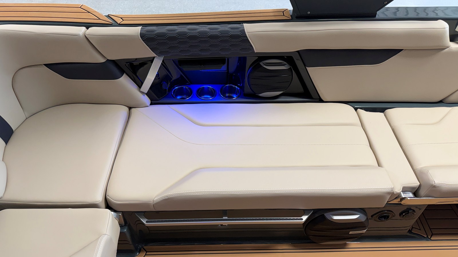 2027 Mastercraft XT24 44