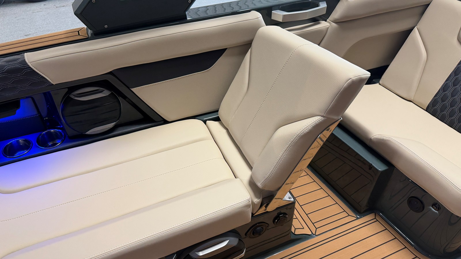 2027 Mastercraft XT24 54
