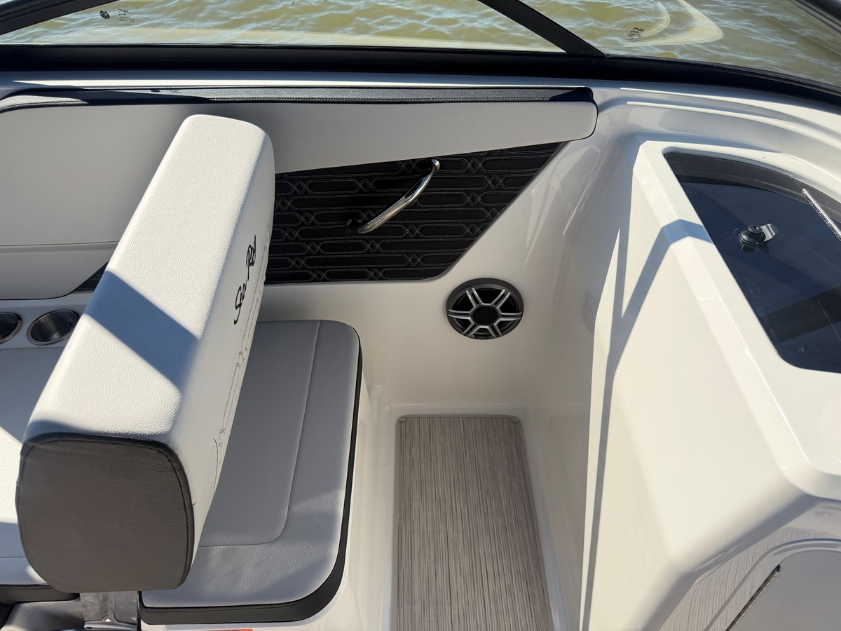 2026 Sea Ray SPX 210 23