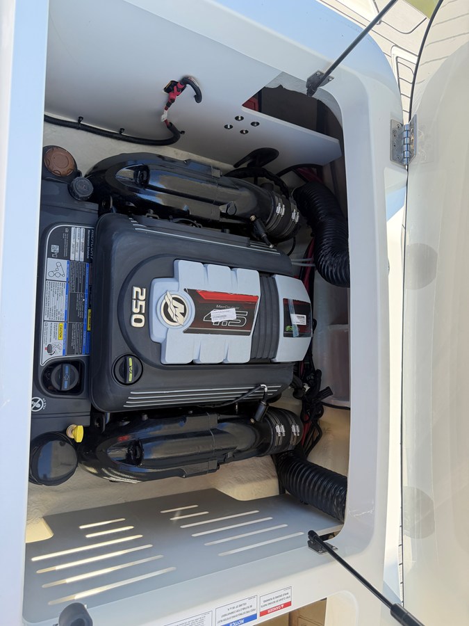 2026 Sea Ray SPX 210 28