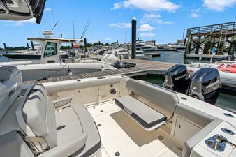 Boston Whaler 330 Outrage 9 2026 Boston Whaler 330 Outrage 10
