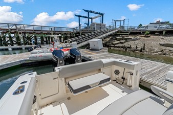 Boston Whaler 330 Outrage 10 2026 Boston Whaler 330 Outrage 11