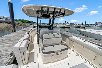 Boston Whaler 330 Outrage 11 2026 Boston Whaler 330 Outrage 12