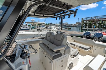 Boston Whaler 330 Outrage 14 2026 Boston Whaler 330 Outrage 15