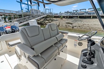 Boston Whaler 330 Outrage 15 2026 Boston Whaler 330 Outrage 16
