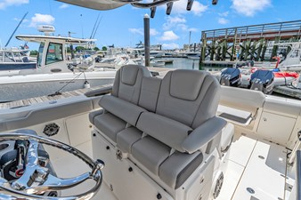Boston Whaler 330 Outrage 16 2026 Boston Whaler 330 Outrage 17