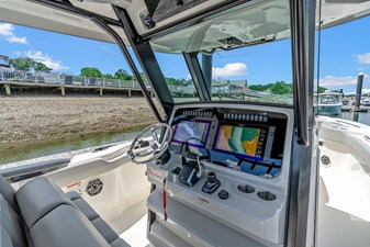 Boston Whaler 330 Outrage 17 2026 Boston Whaler 330 Outrage 18