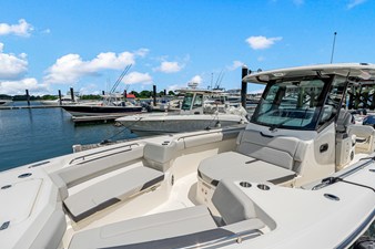 Boston Whaler 330 Outrage 24 2026 Boston Whaler 330 Outrage 27