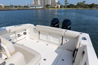 Boston Whaler 330R 16 2023 Boston Whaler 330R 17