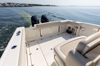 Boston Whaler 330R 17 2023 Boston Whaler 330R 18