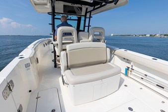 Boston Whaler 330R 20 2023 Boston Whaler 330R 21