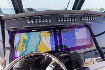 Boston Whaler 330R 40 2023 Boston Whaler 330R 41
