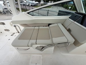 Boston Whaler 280 Vantage 35 2027 Boston Whaler 280 Vantage 36