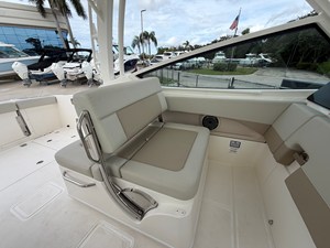 Boston Whaler 280 Vantage 37 2027 Boston Whaler 280 Vantage 38