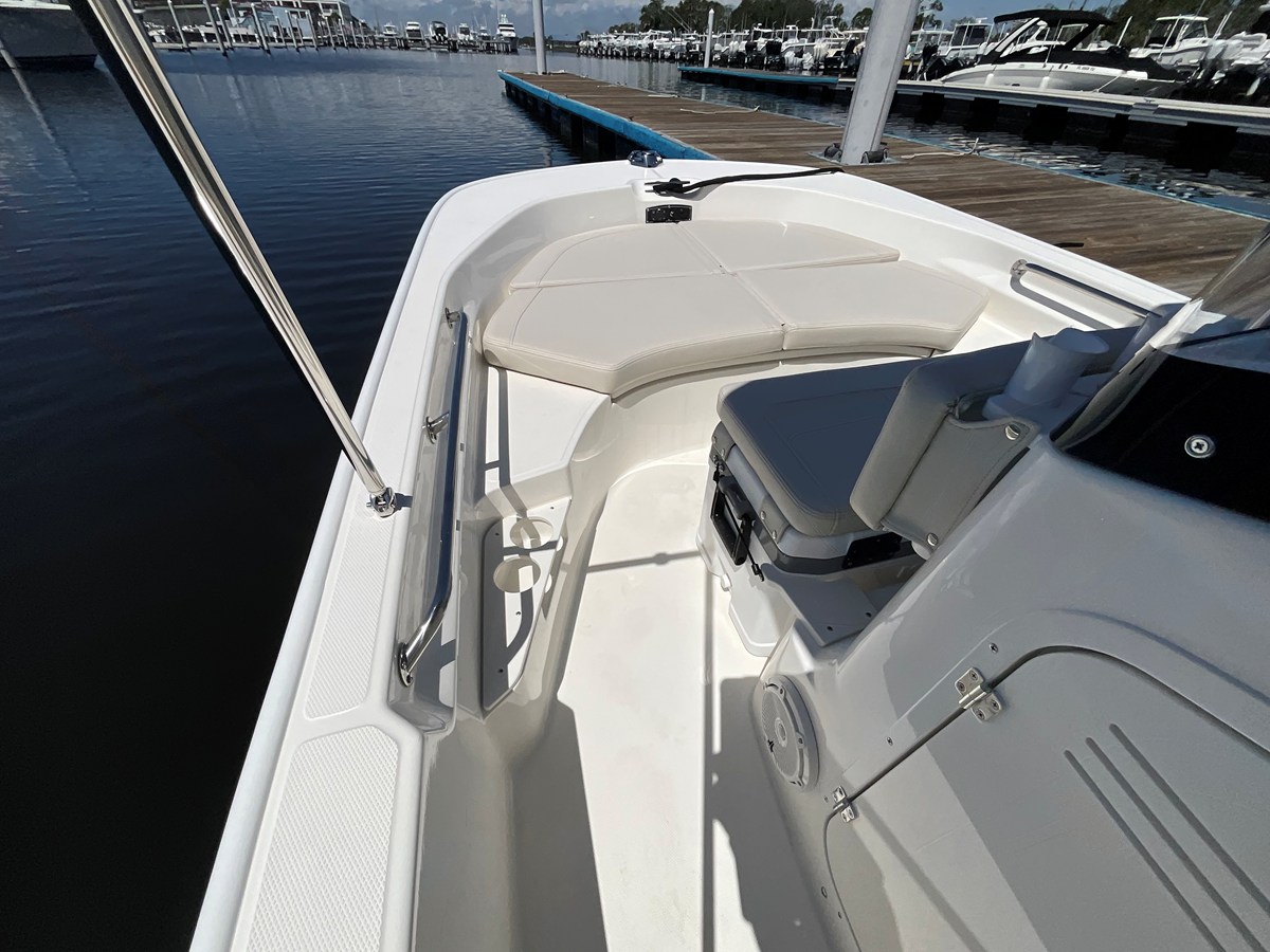 2027 Boston Whaler 170 Montauk 23