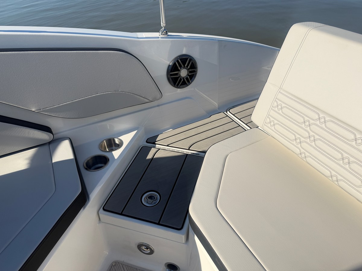 2026 Sea Ray SPX 210 14