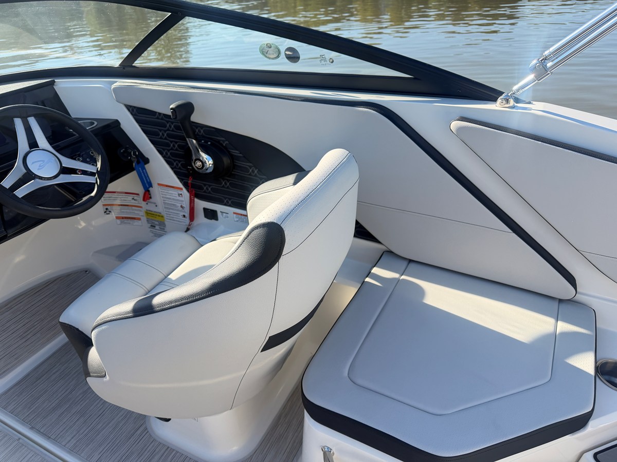 2026 Sea Ray SPX 210 17