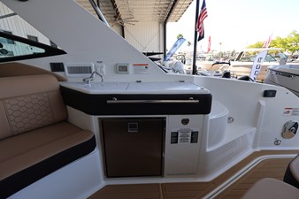 Sea Ray Sundancer 320 Outboard 11 2026 Sea Ray Sundancer 320 Outboard 12
