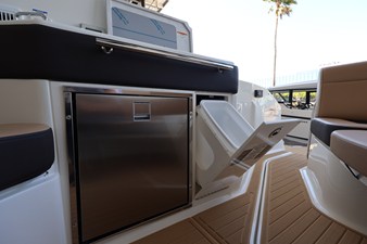 Sea Ray Sundancer 320 Outboard 12 2026 Sea Ray Sundancer 320 Outboard 13