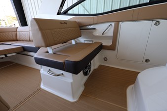 Sea Ray Sundancer 320 Outboard 16 2026 Sea Ray Sundancer 320 Outboard 17